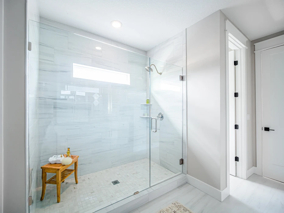 Salle de bain moderne avec douche à l'italienne spacieuse délimitée par parois de verre transparentes
