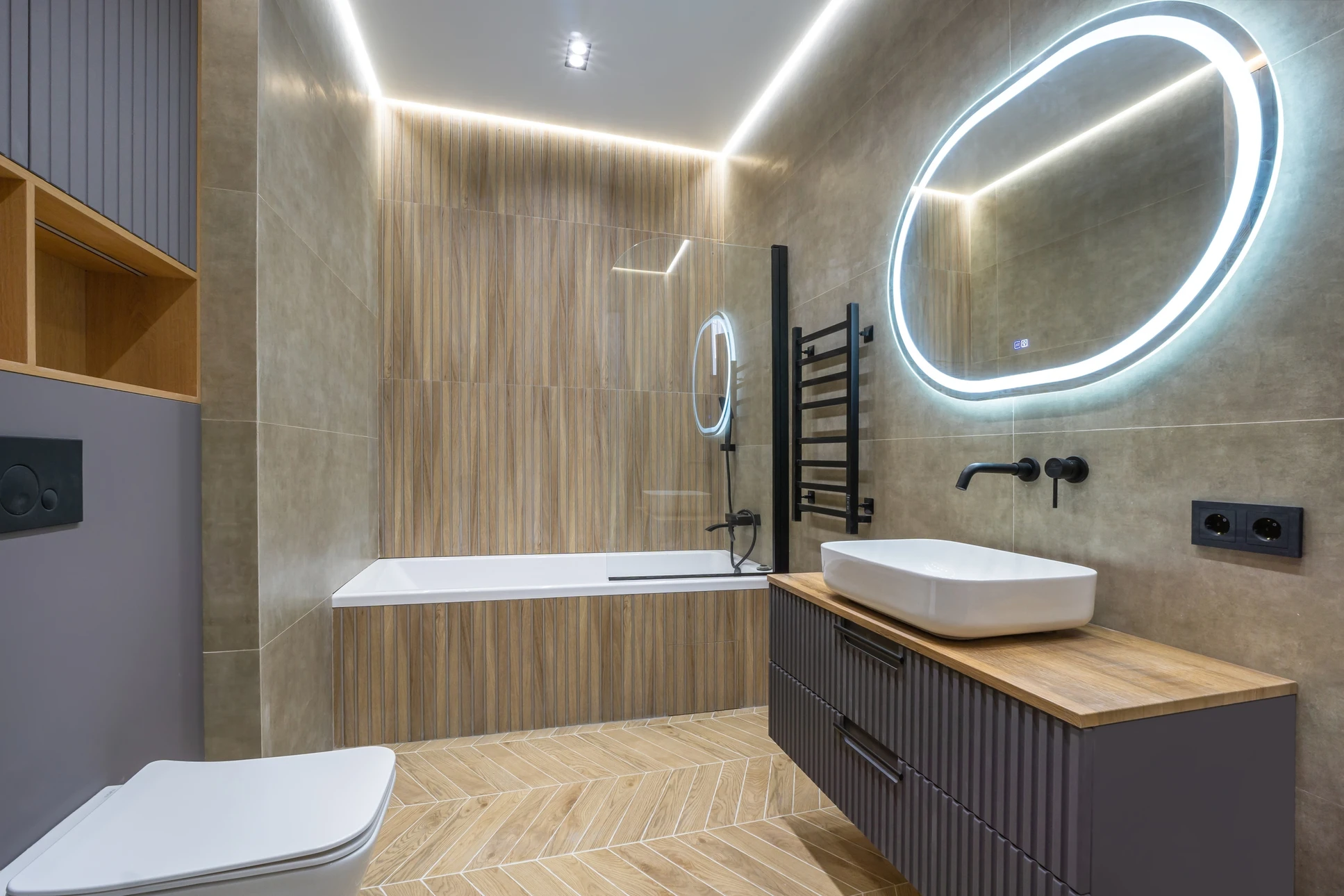Salle de bain moderne avec douche à l'italienne vitrée, meuble vasque suspendu en bois avec tiroirs et niches, WC et bidet muraux blancs, miroir rectangulaire