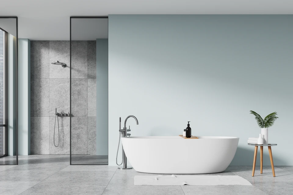 Salle de bains moderne et minimaliste avec baignoire indépendante, armoires en bois et douche à l'italienne, intérieur neutre, arrière-plan clair, concept de luxe et de simplicité