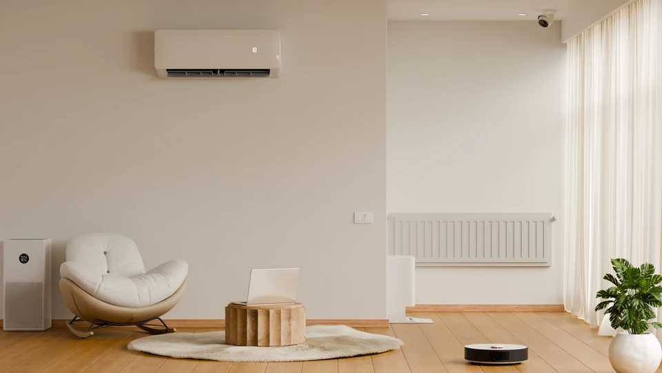 Plombier professionnel travaillant sur une installation de chauffage en intérieur, manipulant des outils sur un système complexe de tuyauterie cuivre et raccords